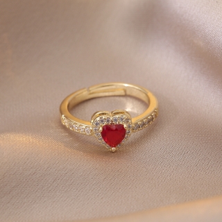 Bague Dorée Avec Pierre En Forme De Cœur Rouge