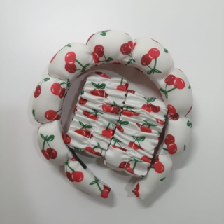 Kit Spa "Cerises" : Serre-tête rembourré et Poignets absorbants.