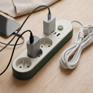 Multiprise avec 3 Prises & 2 Ports USB & Port USB-C 2500W cable 3 mettre