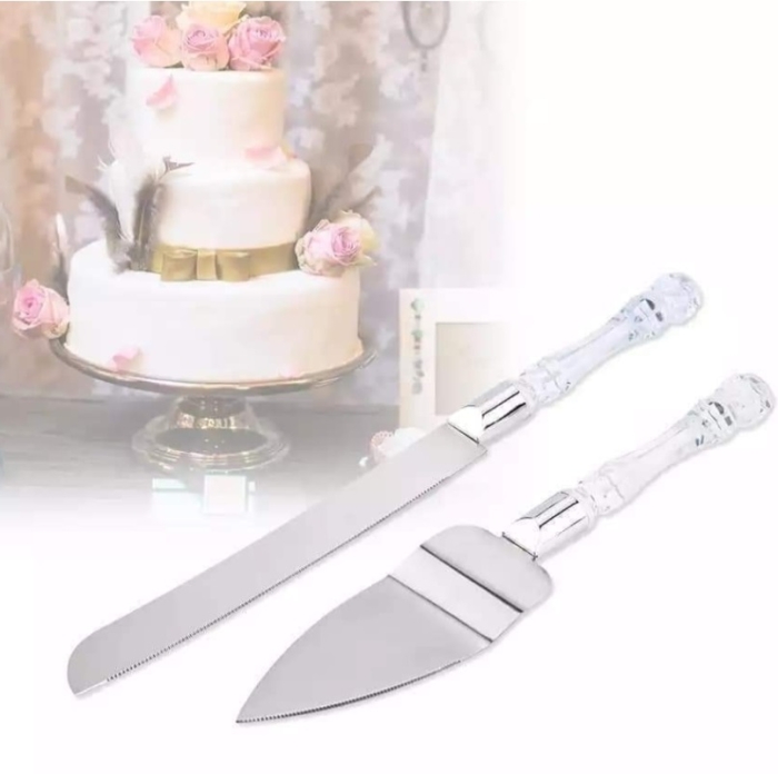 Serveur Roulant Dans Un Incroyable Gâteau De Mariage Blanc Avec Des